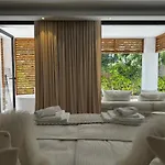 Bliss - Serenity 4-bedroom With Exclisive Heated Private Pool & Jacuzzi, Tropical Garden, Marbesa - Steps From The Cabopino *