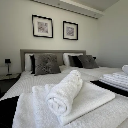 Family Holiday Bliss In Marbella- Beautiful Brand-New 4 Bedroom Villa With Garden, Private Pool & Jacuzzi, Marbesa 500 M To The Cabopino Beach Marbella
