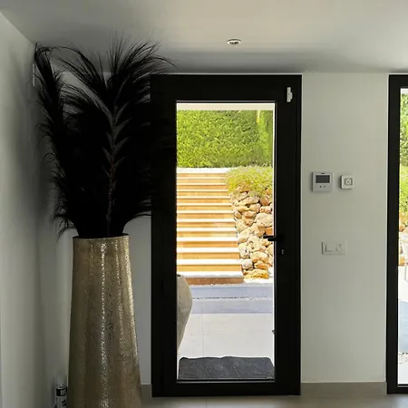Family Holiday Bliss In Marbella- Beautiful Brand-New 4 Bedroom Villa With Garden, Private Pool & Jacuzzi, Marbesa 500 M To The Cabopino Beach Villa Marbella