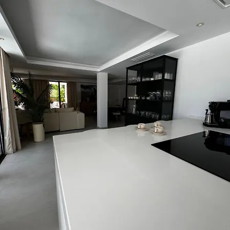 Family Holiday Bliss In Marbella- Beautiful Brand-New 4 Bedroom Villa With Garden, Private Pool & Jacuzzi, Marbesa 500 M To The Cabopino Beach