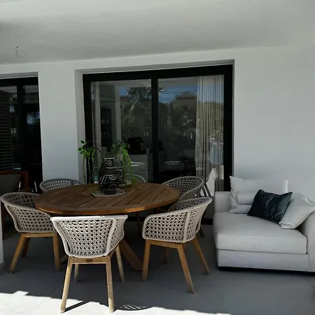 Villa Family Holiday Bliss In Marbella- Beautiful Brand-New 4 Bedroom Villa With Garden, Private Pool & Jacuzzi, Marbesa 500 M To The Cabopino Beach Marbella