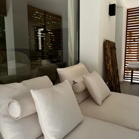 Villa Family Holiday Bliss In Marbella- Beautiful Brand-New 4 Bedroom Villa With Garden, Private Pool & Jacuzzi, Marbesa 500 M To The Cabopino Beach *