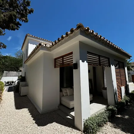 Family Holiday Bliss In Marbella- Beautiful Brand-New 4 Bedroom Villa With Garden, Private Pool & Jacuzzi, Marbesa 500 M To The Cabopino Beach Willa Marbella