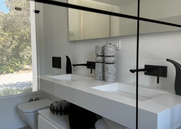Bliss - Serenity 4-bedroom With Exclisive Heated Private Pool & Jacuzzi, Tropical Garden, Marbesa - Steps From The Cabopino ヴィラ マルベーリャ