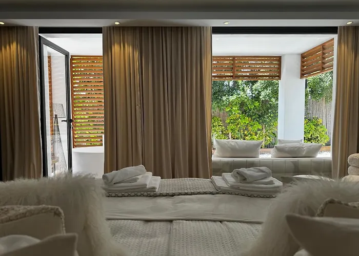 Bliss - Serenity 4-bedroom With Exclisive Heated Private Pool & Jacuzzi, Tropical Garden, Marbesa - Steps From The Cabopino *