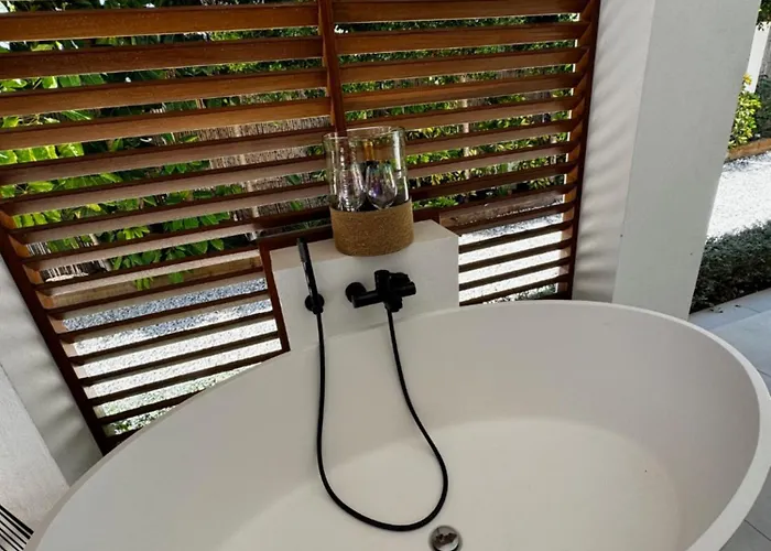 ヴィラ Bliss - Serenity 4-bedroom With Exclisive Heated Private Pool & Jacuzzi, Tropical Garden, Marbesa - Steps From The Cabopino *