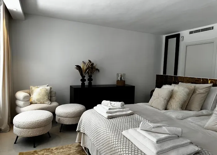 Bliss - Serenity 4-bedroom With Exclisive Heated Private Pool & Jacuzzi, Tropical Garden, Marbesa - Steps From The Cabopino ヴィラ