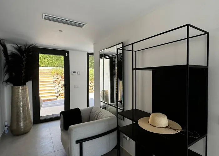 Bliss - Serenity 4-bedroom With Exclisive Heated Private Pool & Jacuzzi, Tropical Garden, Marbesa - Steps From The Cabopino ヴィラ マルベーリャ