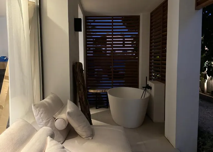 Bliss - Serenity 4-bedroom With Exclisive Heated Private Pool & Jacuzzi, Tropical Garden, Marbesa - Steps From The Cabopino *