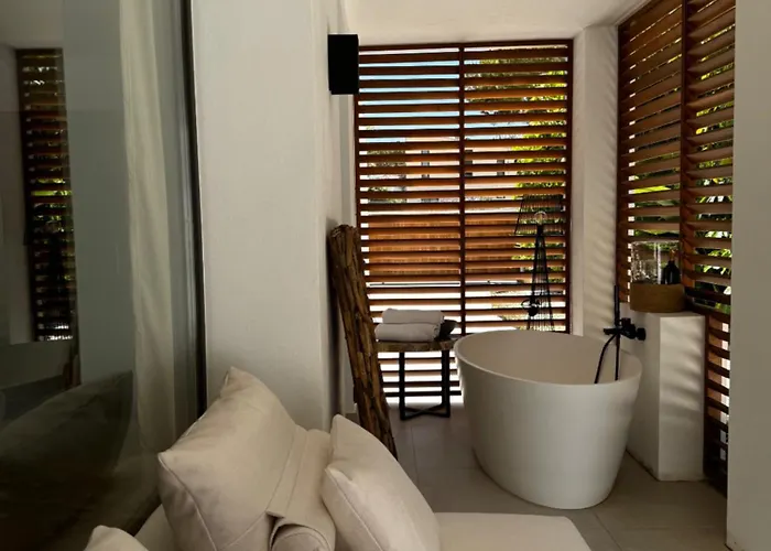 ヴィラ Bliss - Serenity 4-bedroom With Exclisive Heated Private Pool & Jacuzzi, Tropical Garden, Marbesa - Steps From The Cabopino マルベーリャ