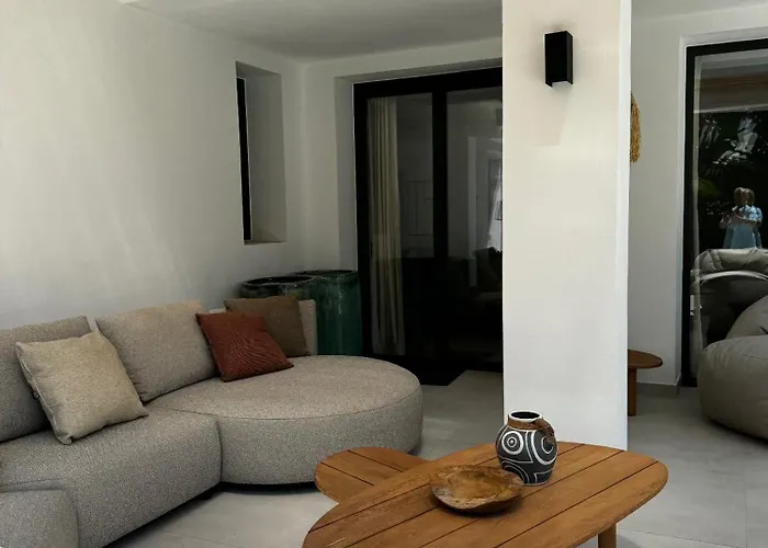 ヴィラ Bliss - Serenity 4-bedroom With Exclisive Heated Private Pool & Jacuzzi, Tropical Garden, Marbesa - Steps From The Cabopino マルベーリャ