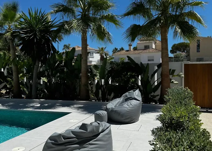 Bliss - Serenity 4-bedroom With Exclisive Heated Private Pool & Jacuzzi, Tropical Garden, Marbesa - Steps From The Cabopino マルベーリャ