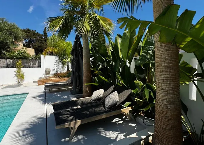 Bliss - Serenity 4-bedroom With Exclisive Heated Private Pool & Jacuzzi, Tropical Garden, Marbesa - Steps From The Cabopino マルベーリャ
