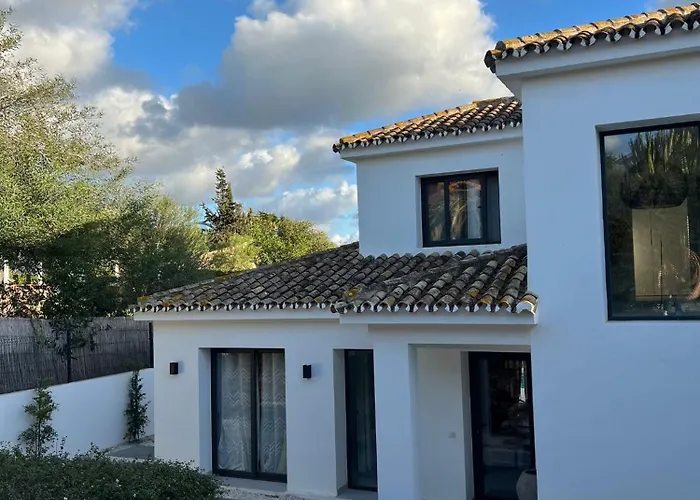 Bliss - Serenity 4-bedroom With Exclisive Heated Private Pool & Jacuzzi, Tropical Garden, Marbesa - Steps From The Cabopino ヴィラ