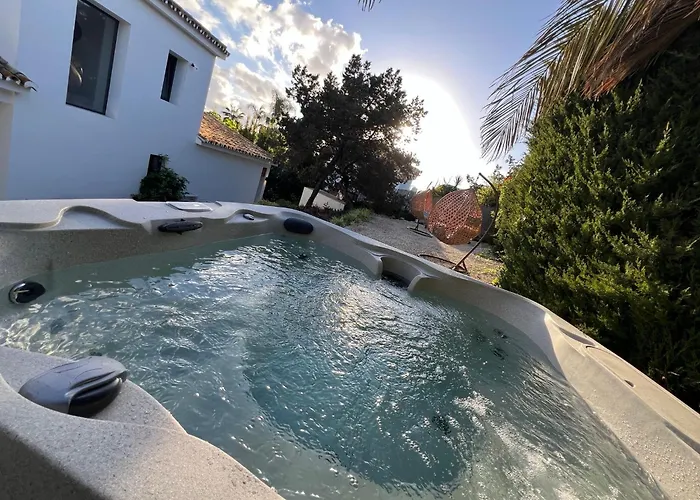 Bliss - Serenity 4-bedroom With Exclisive Heated Private Pool & Jacuzzi, Tropical Garden, Marbesa - Steps From The Cabopino *