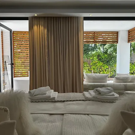 Marbella Bliss - Dream Luxury 4-Bedroom Villa With Exclisive Heated Private Pool & Jacuzzi, Tropical Garden, Marbesa - Steps From The Cabopino Beach *