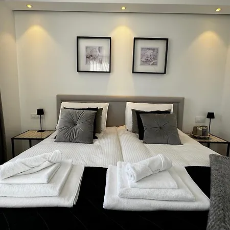 Marbella Bliss - Dream Luxury 4-Bedroom Villa With Exclisive Heated Private Pool & Jacuzzi, Tropical Garden, Marbesa - Steps From The Cabopino Beach Villa *